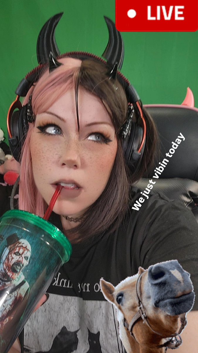 MsFelonyRose's tweet image. Horsin around again🐴🐎
#TheHorseyGame #GamePhysics #ChaosGaming #Twitch #Majestic #FunnyMoments