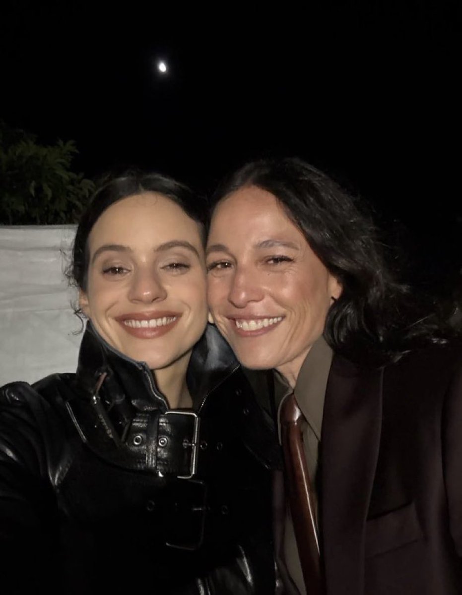 updaterosalia's tweet photo. 🚨 ROSALÍA and Carminho are singing “Memória” for the first time at the first date of the LUX TOUR in Portugal. https://t.co/zyChiJ3SPE