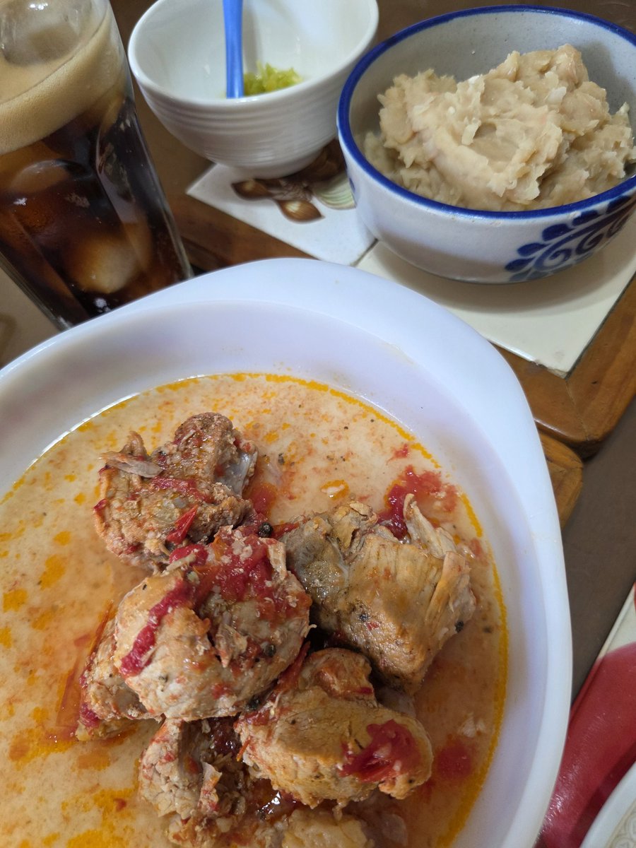 victorcervera's tweet photo. Puerco entomatado con ibes es uno de los guisos más sabrosos de Yucatán, y no pienso discutirlo con nadie.
#Yucatán #comidayucateca #ibes #puercoentomatado https://t.co/I8H3JiLhZl