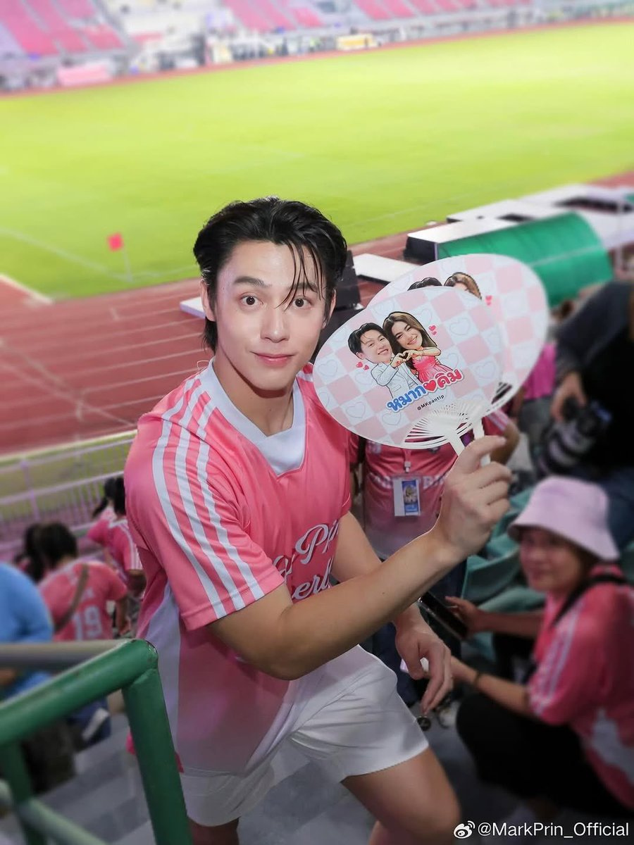 Prinfanclub's tweet photo. หล่อทุกรูป 💗
这些快乐与欢笑的瞬间 ❤️ 谢谢大家一直以来给我们的温暖和真挚的友谊🥰 

#mark_prin #หมากปริญ #prinfanclub 

Cr : weibo markprin_official https://t.co/mhyfPZxyCs