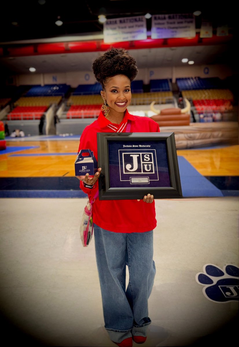 ChelleBSongBird's tweet image. Thank u JSU Athletics 4 the recognition! 2day was appreciation of the student athletes. In the midst of hosting 2day's festivities, a lil' surprise was in the mix 4 me! 1 time 4 ALL student-athletes! U ARE THE REAL MVPs! #FanEngagementHost #InGameHost #4YearsStrong #ItChelleBDone