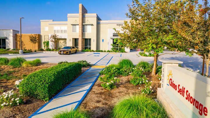 Looking for storage in Chino, California? Watch our video tour with manager Mary and explore ground-level units, helpful move-in perks, and a facility designed to make storage simple from day one. smartselfstorage.com/self-storage/c…