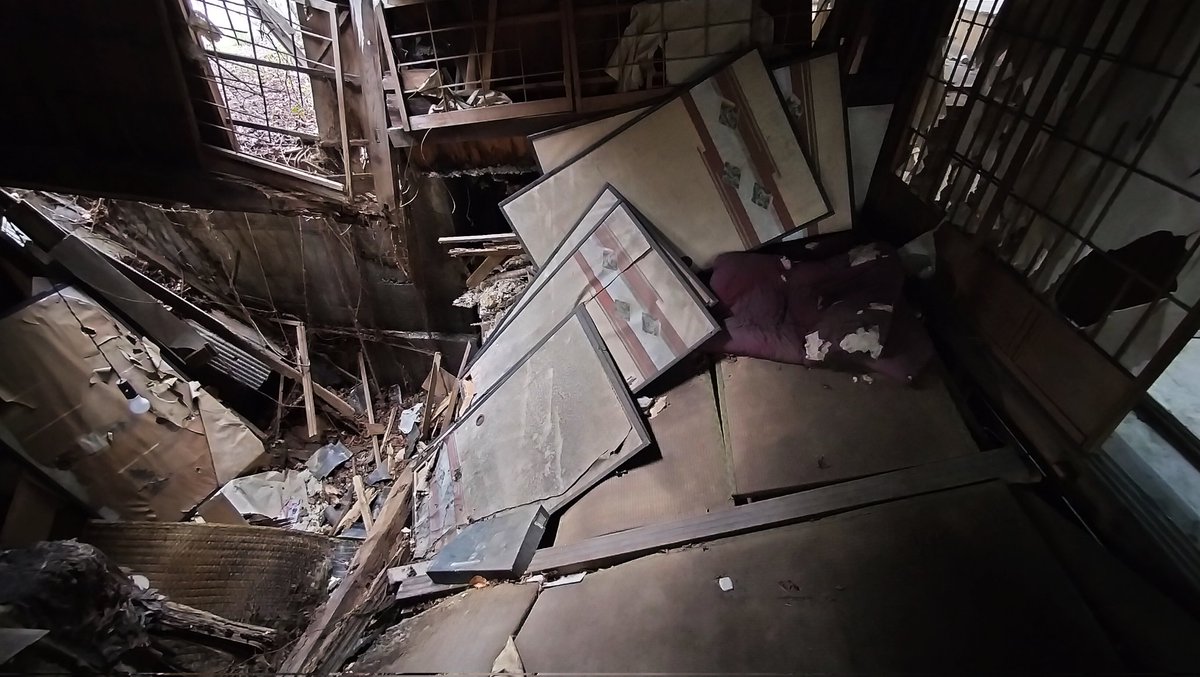 スロー再生の様に崩壊する廃墟。　#廃墟