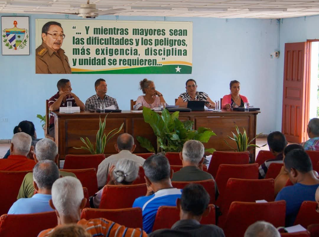 Junto al Buró del PCC #Guisa  participamos en  reunión con Secretarios Generales de Organizaciones de Base correspondiente a este mes de abril.
Temas que fortalecen el funcionamiento de nuestra organización y dan respuesta a los acuerdos del XI Pleno fueron objeto de análisis.
