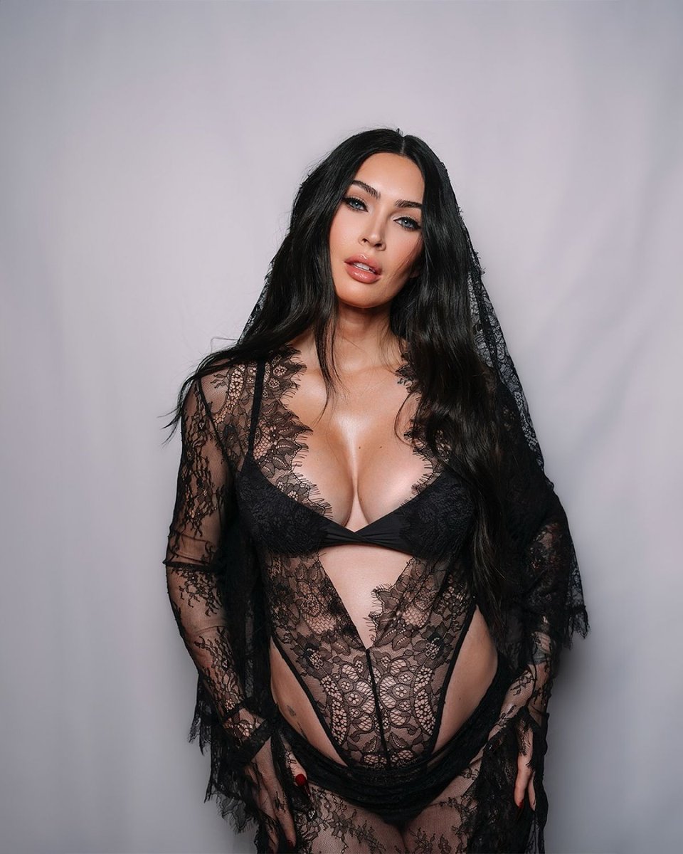 popsvibe's tweet photo. Megan Fox 🔥 https://t.co/QRAF2NQNHN