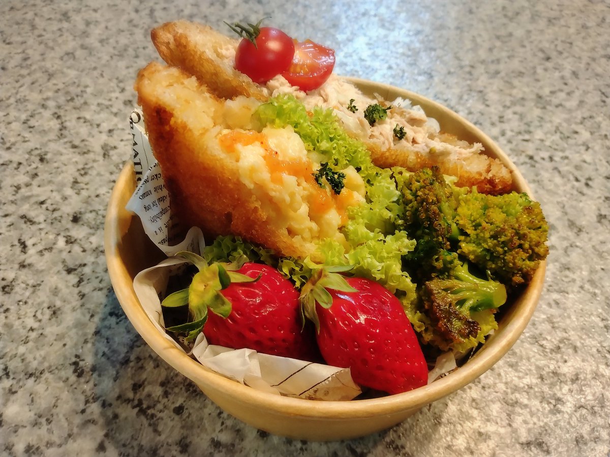 本日の次女弁🍱

揚げサンド弁当
たらも
おにつな

カリカリに揚げて重くならない
よう中は取りのぞいた🫰🫰🫰

今日も気をつけて
ｲﾃﾗ━━━ヾ(*･ω･*)━━━ｯｼｬｲ!