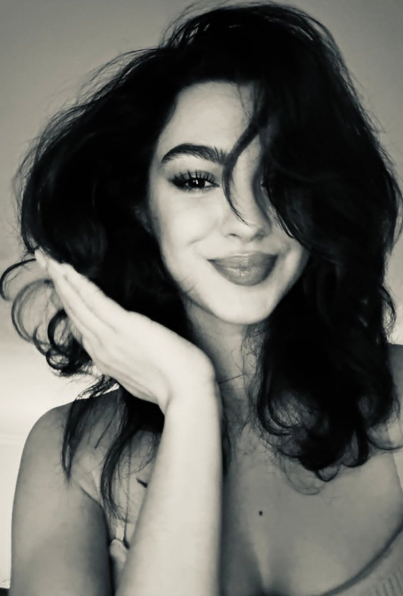 softsbyc's tweet photo. new hair hitting different ❤️‍🔥🔥 she’s glowing and giving Anne Hathaway vibes ✨🫠 https://t.co/GYbwfnrLYj