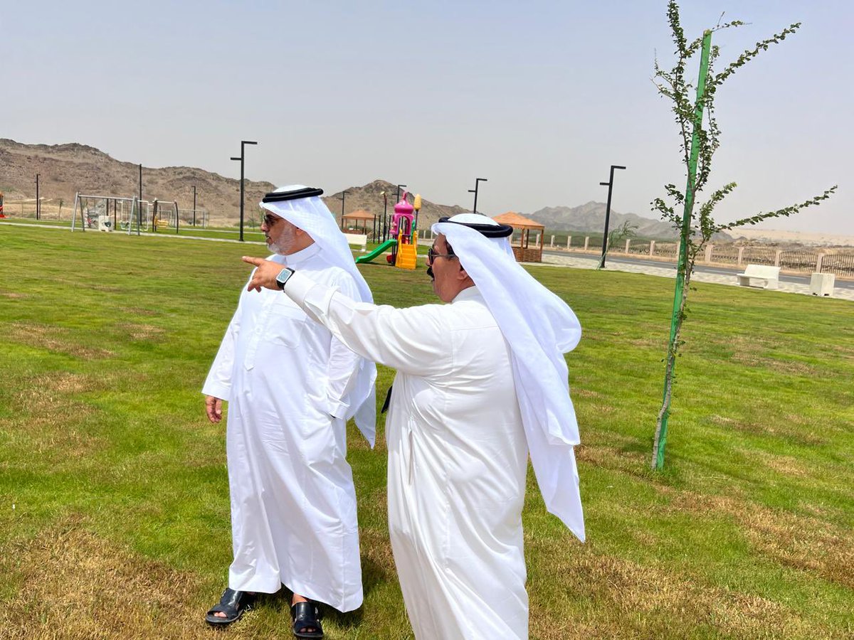 baladia_bariq's tweet photo. ضمن جهود تحسين المشهد الحضري ورفع مستوى جودة الحياة بمحافظة #بارق والمراكز التابعة التقى رئيس #بلدية_بارق الاستاذ عايض المحجاني برئيس مركز جمعة ربيعة وتم مناقشة مواضيع تخص المركز والوقوف الميداني على عدة مواقع لمتابعة سير الأعمال والتأكد من جودة الخدمات المقدمة وكفاءتها التشغيلية
#أمانة_منطقة_عسير
#بلدية_محافظة_بارق