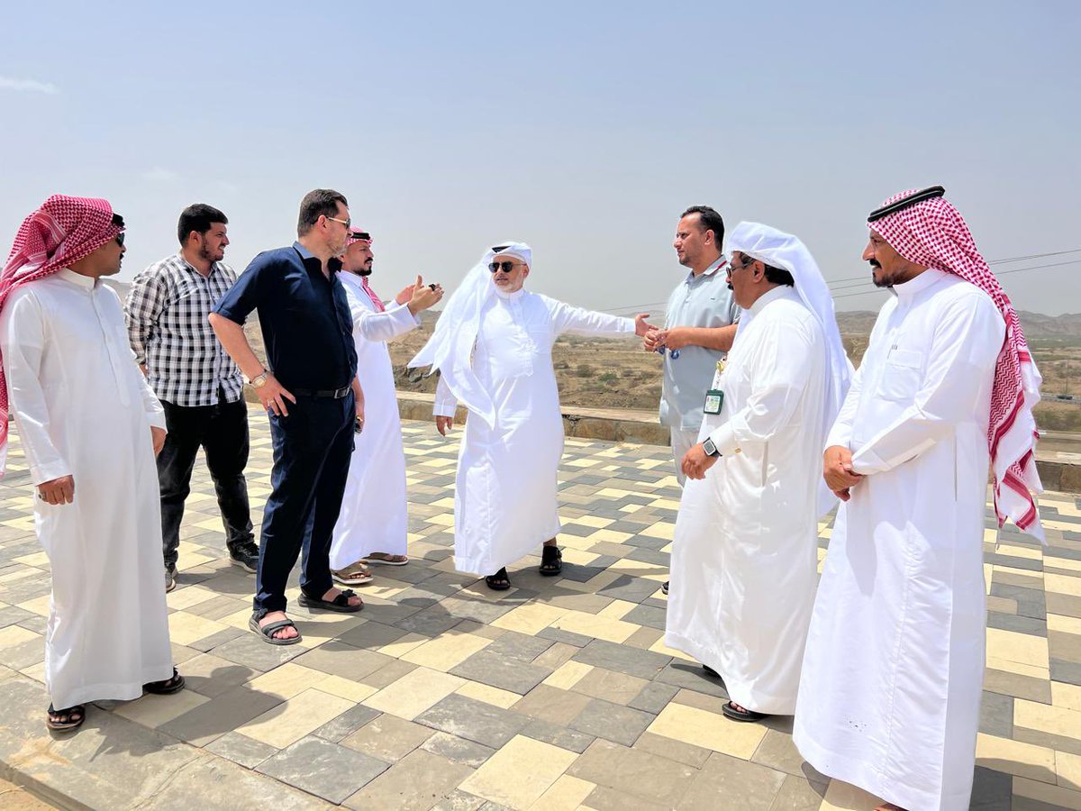baladia_bariq's tweet photo. ضمن جهود تحسين المشهد الحضري ورفع مستوى جودة الحياة بمحافظة #بارق والمراكز التابعة التقى رئيس #بلدية_بارق الاستاذ عايض المحجاني برئيس مركز جمعة ربيعة وتم مناقشة مواضيع تخص المركز والوقوف الميداني على عدة مواقع لمتابعة سير الأعمال والتأكد من جودة الخدمات المقدمة وكفاءتها التشغيلية
#أمانة_منطقة_عسير
#بلدية_محافظة_بارق