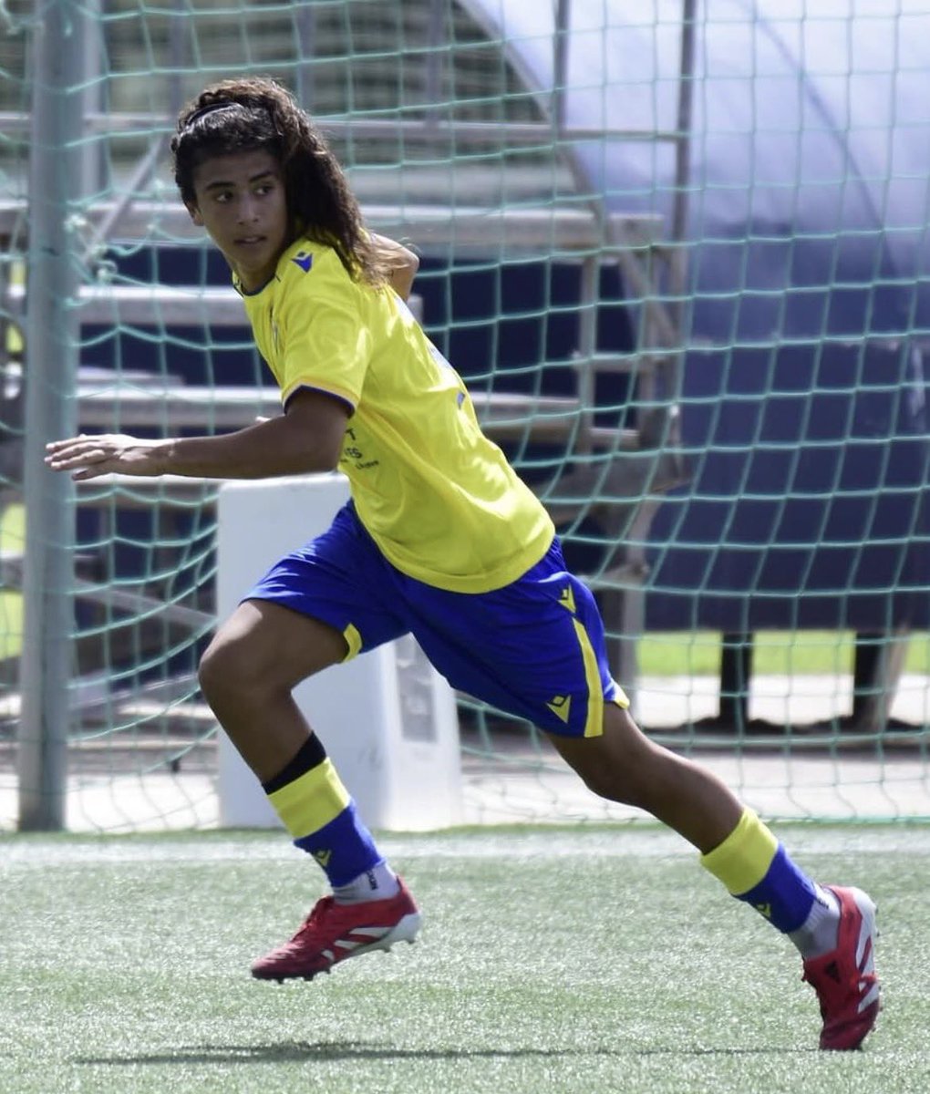 CarlosFalcesM's tweet image. Hoy ha debutado Adrián Morgado (2011, ¡cadete de primer año!) en División de Honor Juvenil con el Cádiz CF.

El mediapunta extremeño estuvo dos años en el #SevillaFC: su último año alevín (39 goles) y el primero infantil. Dará que hablar.