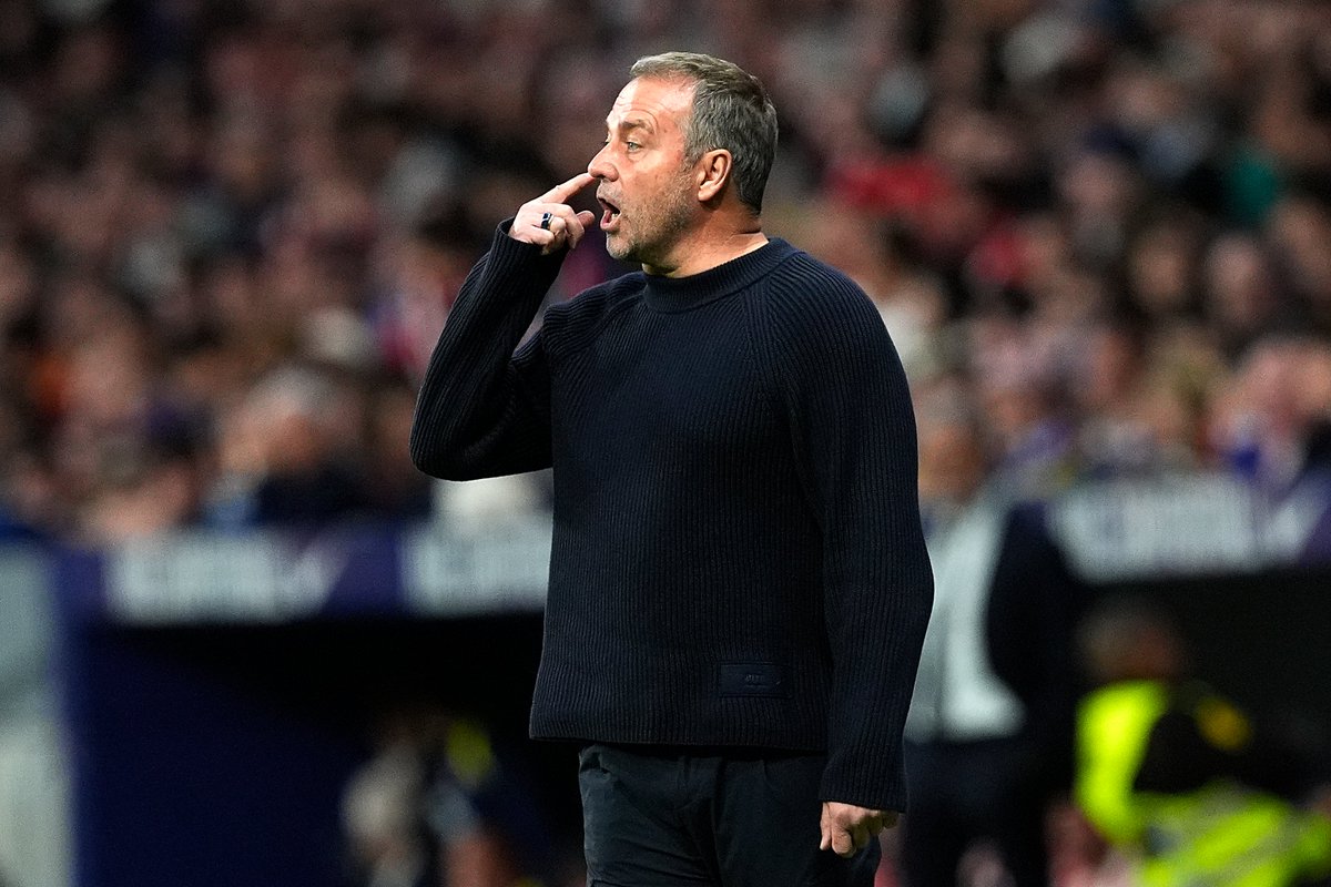 _BeFootball's tweet image. 🚨 Hansi Flick 🇩🇪 : « 𝗜𝗟 𝗬 𝗔𝗩𝗔𝗜𝗧 𝗨𝗡 𝗣𝗘́𝗡𝗔𝗟𝗧𝗬 𝗘́𝗩𝗜𝗗𝗘𝗡𝗧 𝗣𝗢𝗨𝗥 𝗡𝗢𝗨𝗦 𝗘𝗧 𝗨𝗡 𝗗𝗘𝗨𝗫𝗜𝗘̀𝗠𝗘 𝗝𝗔𝗨𝗡𝗘 𝗣𝗢𝗨𝗥 𝗞𝗢𝗞𝗘 😡

Le gardien d'Atlético a passé le ballon à son défenseur, et le défenseur central l'a touché de la main !

Quel est