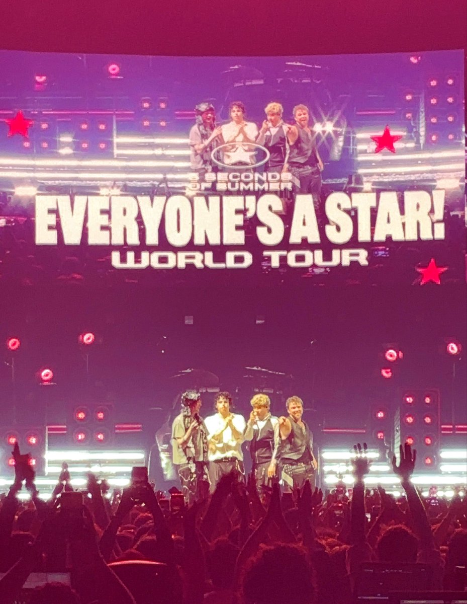 shrvztweets's tweet image. just saw my favorite boyband live for the first time. literally what the hell. #parisisastar #easparis