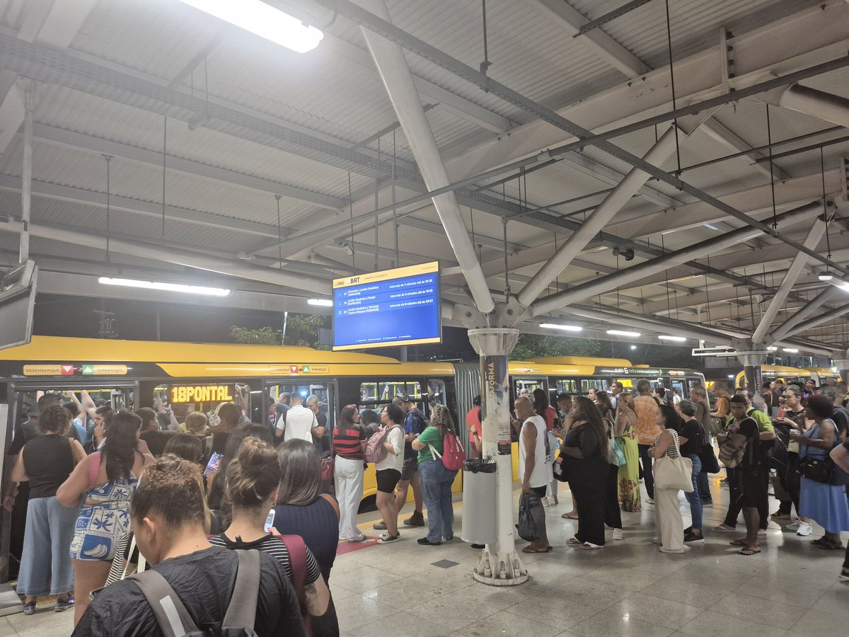 ShadowsOfRafa's tweet photo. A linha 18 é todo dia essa porcaria, filas enormes, o carro sai lotado do jardim oceânico, o vagão feminino e nada é a mesma coisa (pq não funciona), e o intervalo entre os ônibus é uma piada! O intervalo não atende a quantidade de pessoas que usam essa linha. @BRTMobiRio https://t.co/rUeK18ntjc