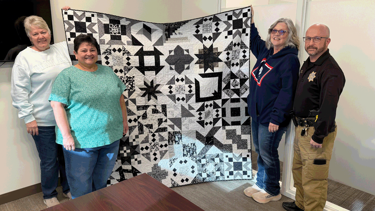 sweetwaterso's tweet photo. 🧵 A community-made quilt now giving back—supporting IPV survivors through the YWCA. ❤️

More: https://t.co/WOipEHWKz9 https://t.co/bhRmXqm2Ui