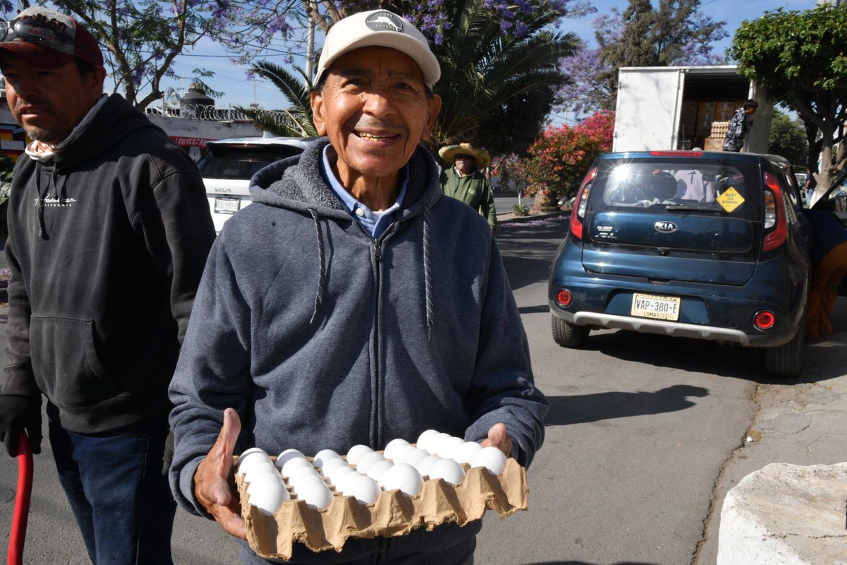 ClaroscuroSLP's tweet photo. #Soledad - El programa “Apoyo Alimentario Casa por Casa” llegó a familias de San Felipe y La Raza

- El alcalde Juan Manuel Navarro reforzó esta acción social para proteger la economía y alimentación de los hogares.

@jmnavarromx | @MunicipioSGS 

📎 https://t.co/Ni044xhNbp https://t.co/QvHvXFqKQd