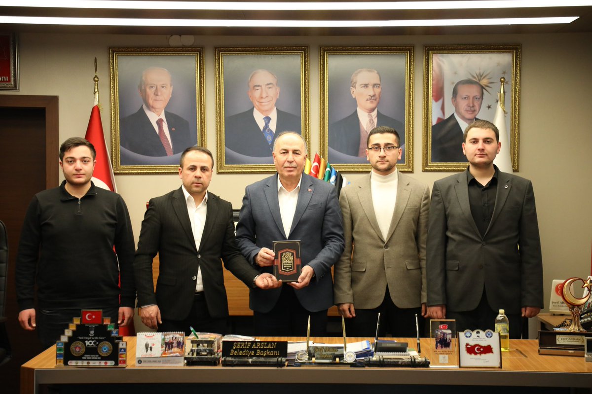 R_Demiralan's tweet photo. Ocak Yöneticilerimizle birlikte,Belediye Başkanımız Şerif Arslan’ı ve Başkan Yardımcımız Oktay Yelkuvan’ı makamında ziyaret ettik.

Ziyaret kapsamında, Ülkü Ocakları Genel Merkezimiz tarafından titizlikle hazırlanan; Türk düşünce hayatının mihenk taşlarından Yusuf Akçura’nın https://t.co/G6MMrAl0Va