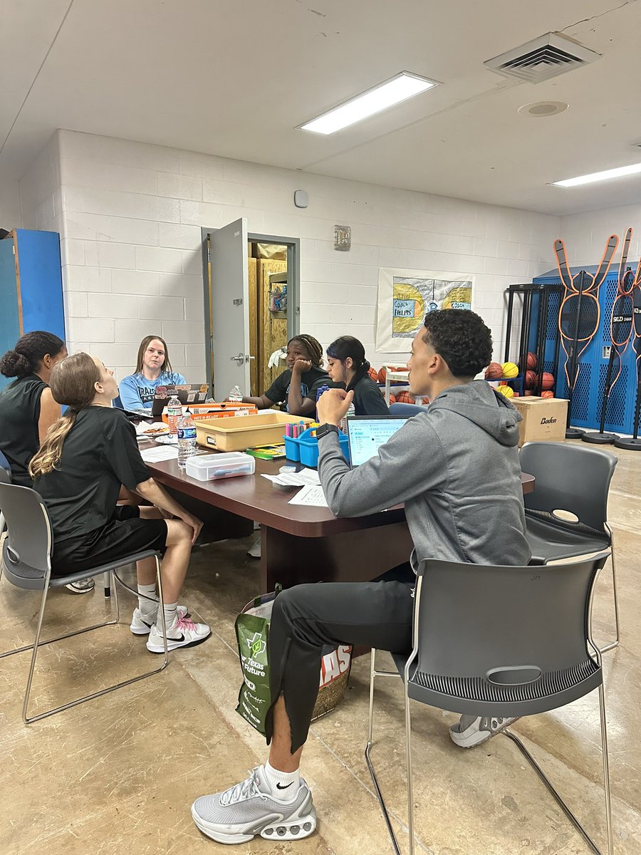 ladybuchoops's tweet photo. You want LEADERS? You have to lead them to become good LEADERS. Show them how to hold their teammates accountable when it is hard. 

*Great job Coach Helms leading our Captain Leadership! 🏴‍☠️🩵 https://t.co/FGKNkPy8Bv
