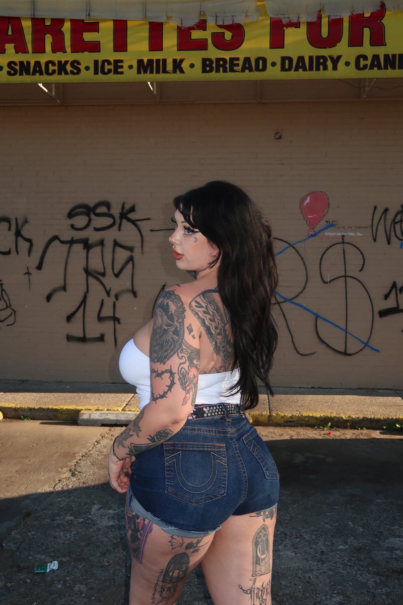 angelsummergoth's tweet photo. rate my figure , BE HONEST🖤 https://t.co/DHUmHAfC4I