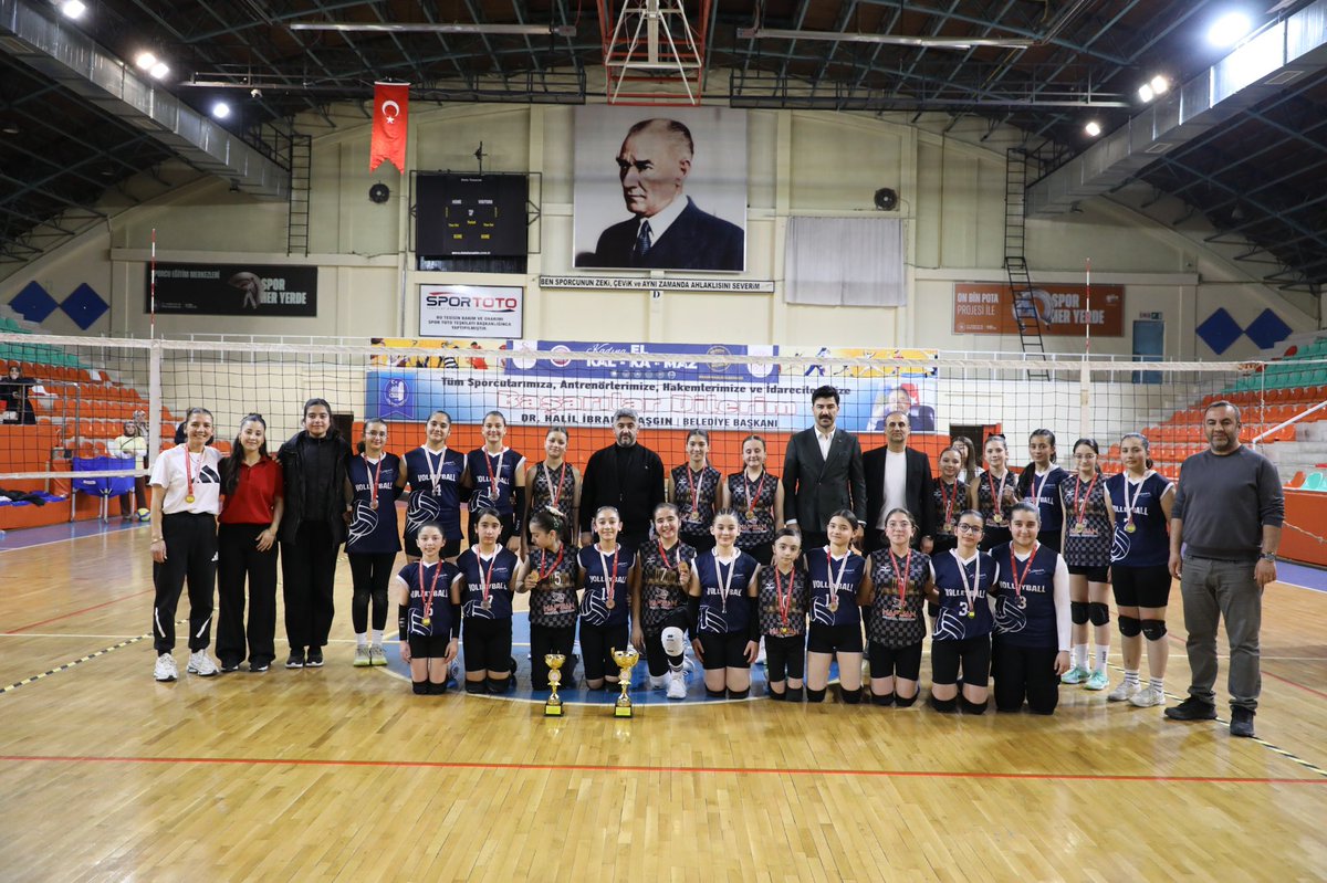 R_Demiralan's tweet photo. GURURUMUZ ALACA BELEDİYESPOR! 🇹🇷🥈

Çorum’da düzenlenen 23 Nisan TBMM Kupası Voleybol Turnuvası’nda, Alaca Belediyespor Kulübü sporcularımız büyük bir azim ve mücadele örneği sergileyerek turnuvayı Çorum https://t.co/SqOF6CJy2M olarak tamamlamışlardır. https://t.co/bcZBUvUwhx