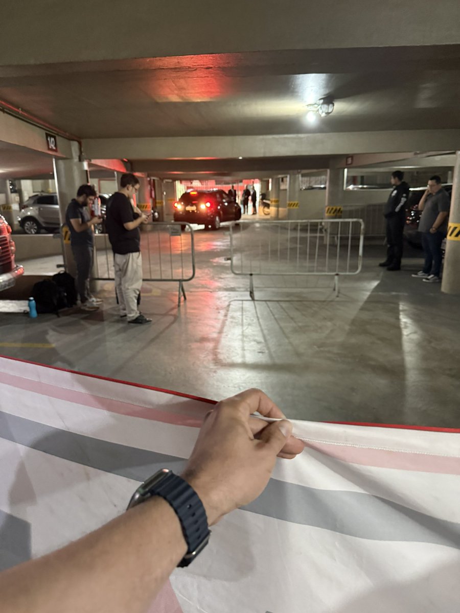 Estamos recepcionando os nobres conselheiros com a faixa “Fora Mara e Douglas”.