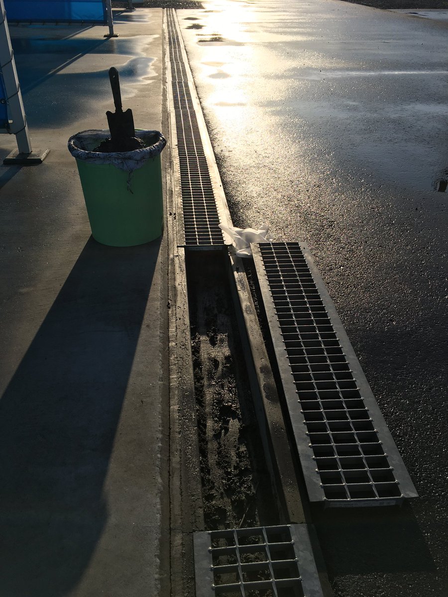 aozorasennsha's tweet photo. おはようございます☀
本日も快晴🌈おいらせ町は降水確率0%、最高気温は20度越えです
明日は雨☔になりそうですので本日の洗車がお勧めです👍
当分の朝洗車場業務は排水溝掃除🧹
区画を12区画に分け1日1区画、掃除する計画です
とっても地味で地道な作業ですが、
綺麗になるのは気持ちいいです✨ https://t.co/C7rCSLsGlc