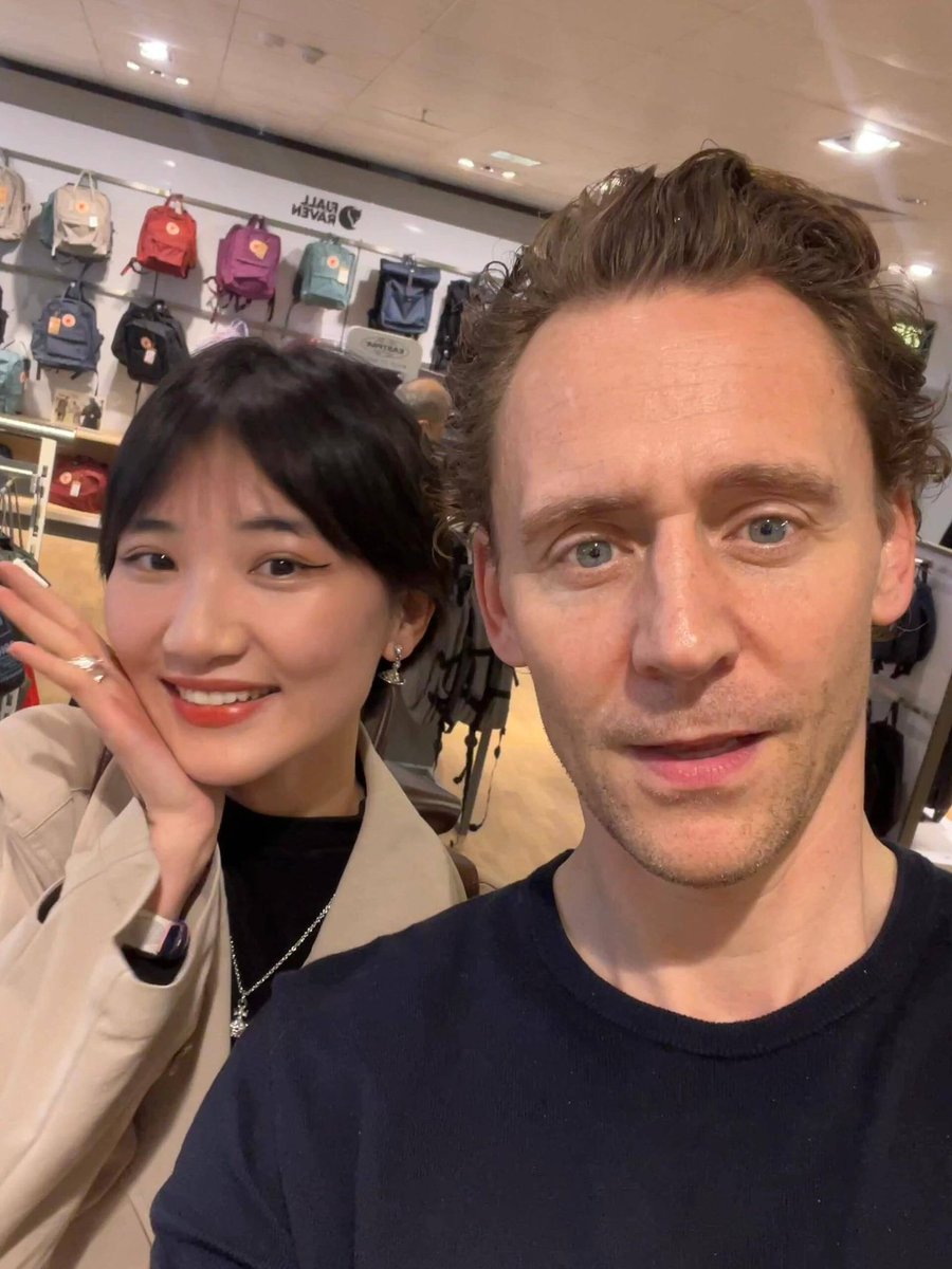 📷New/ Old| Tom Hiddleston with a fan in 2024.