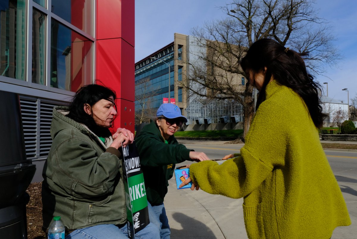 afscme31's tweet photo. Throughout the first day of the strike, students have been standing proudly with the workers: tabling outside the student center, handing out snacks to strikers, and showing support in other ways. https://t.co/BXzi9DrlHN