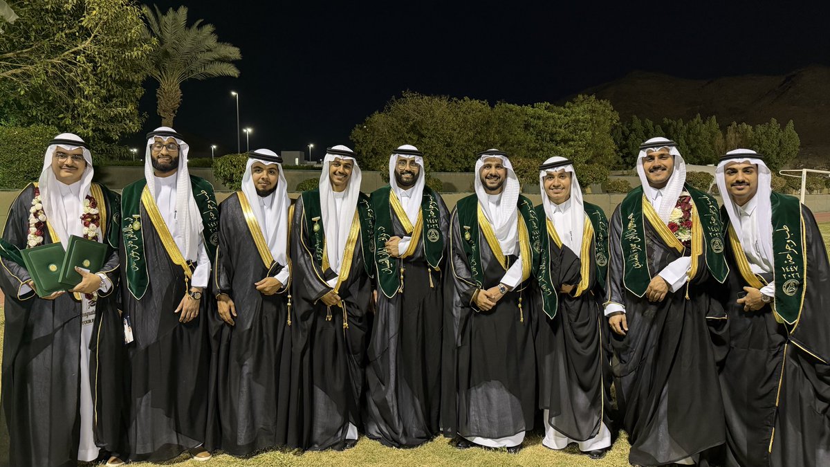 uxd8_'s tweet photo. لصبرِ أمي، لدعم أبي، لمثلايَ الأعليان. هذا التخرج لكُما بكل حب🎓 https://t.co/bc8RXjOY10