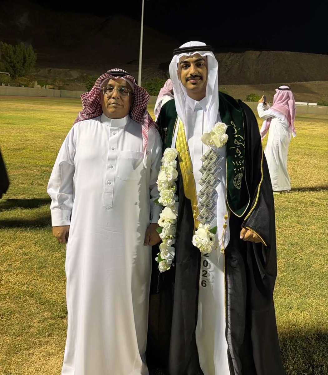 uxd8_'s tweet photo. لصبرِ أمي، لدعم أبي، لمثلايَ الأعليان. هذا التخرج لكُما بكل حب🎓 https://t.co/bc8RXjOY10