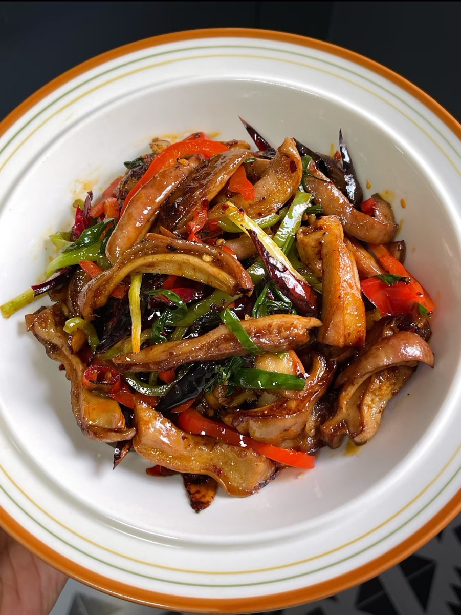 nycapple's tweet photo. "Savor the zing of Thai street food: Spicy Mango Salad (Som Tum) with fresh herbs, crunchy peanuts u0026 tangy lime—sweet, sour, spicy, all in one bite!  #ThaiCuisine #StreetFoodJoy" https://t.co/YqNw4Y2J3c
