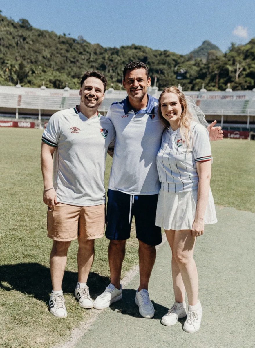 abiassis_'s tweet photo. Meu pré wedding não poderia ter sido diferente, @FluminenseFC presente! E o PESO da última foto, nem nos meus melhores sonhos… etern9 🇭🇺❤️ #flu #fluminense https://t.co/brTcBDc0op