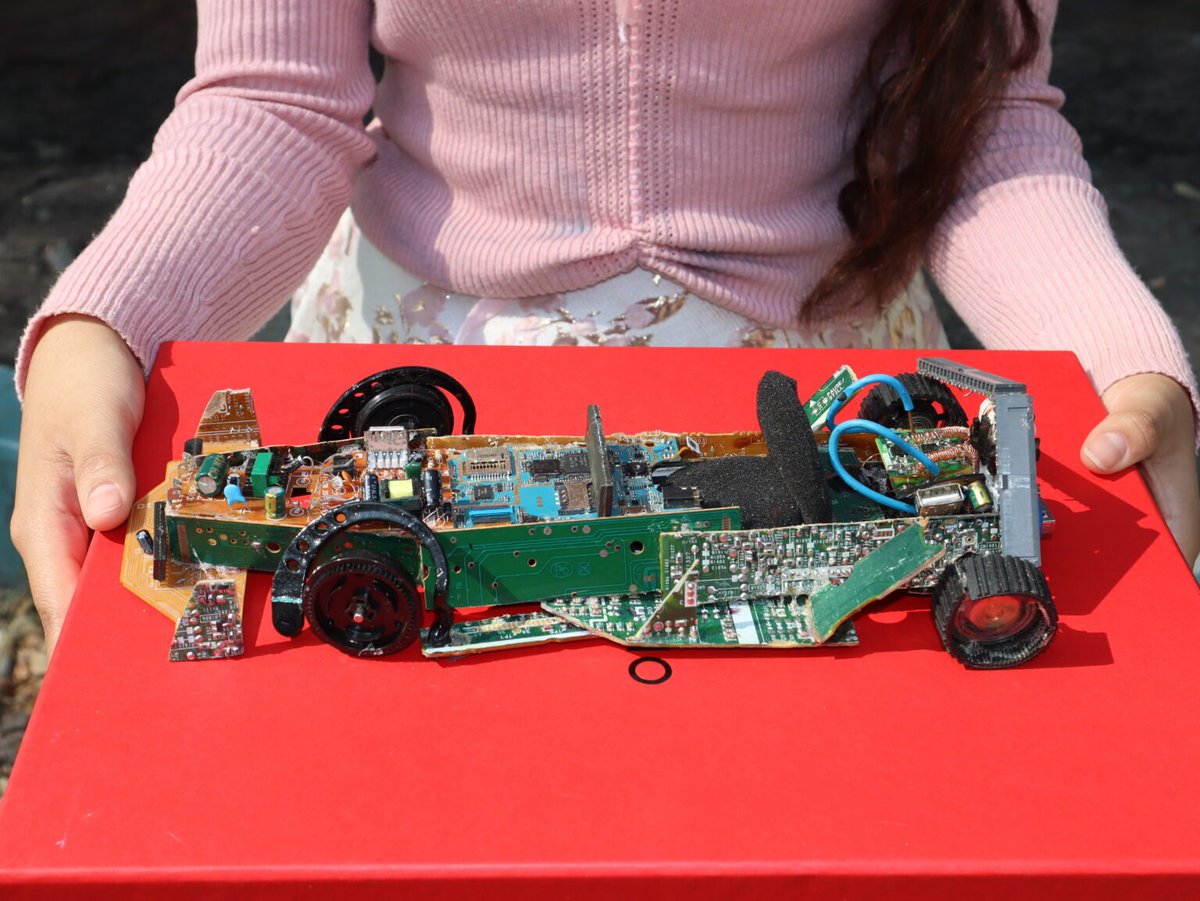 Una estudiante mexicana brilló en el escenario internacional: Angélica Mirian Montero, del #CCH Azcapotzalco, ganó el primer lugar en un concurso mundial con un auto construido a partir de basura electrónica. 

Su prototipo fue difundido en plataformas digitales y, aunque sueña