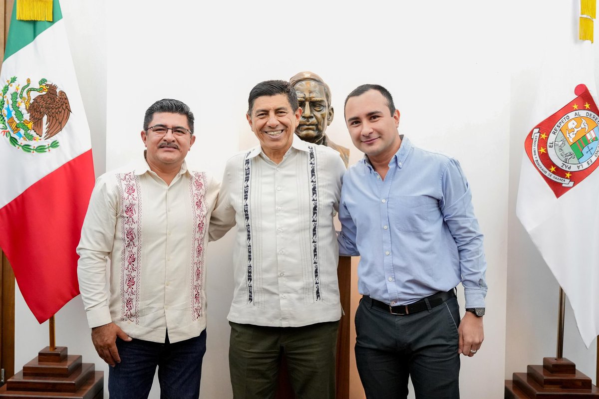 salomonj's tweet photo. Sumamos esfuerzos por el desarrollo de San Pedro #Mixtepec. 🫱🏽‍🫲🏾 

Recibimos en la Casa del Pueblo al presidente municipal, Miguel Ángel Olvera, junto con el agente de #PuertoEscondido, Iván Mijangos, para coordinar acciones que fortalezcan el bienestar del pueblo. 

Cuando hay diálogo y trabajo en equipo, hay resultados que se ven en el territorio.