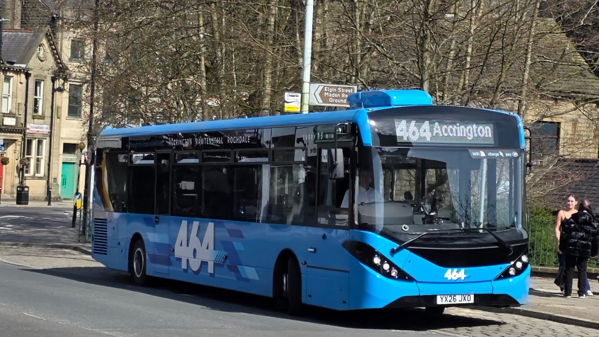 WC2512's tweet image. Blackburn's new toy basking in the Rossendale sunshine 🌞

@blackburnbusco 518 - YX26 JXO in #Bacup this afternoon workking a 464 service heading to #Accrington.