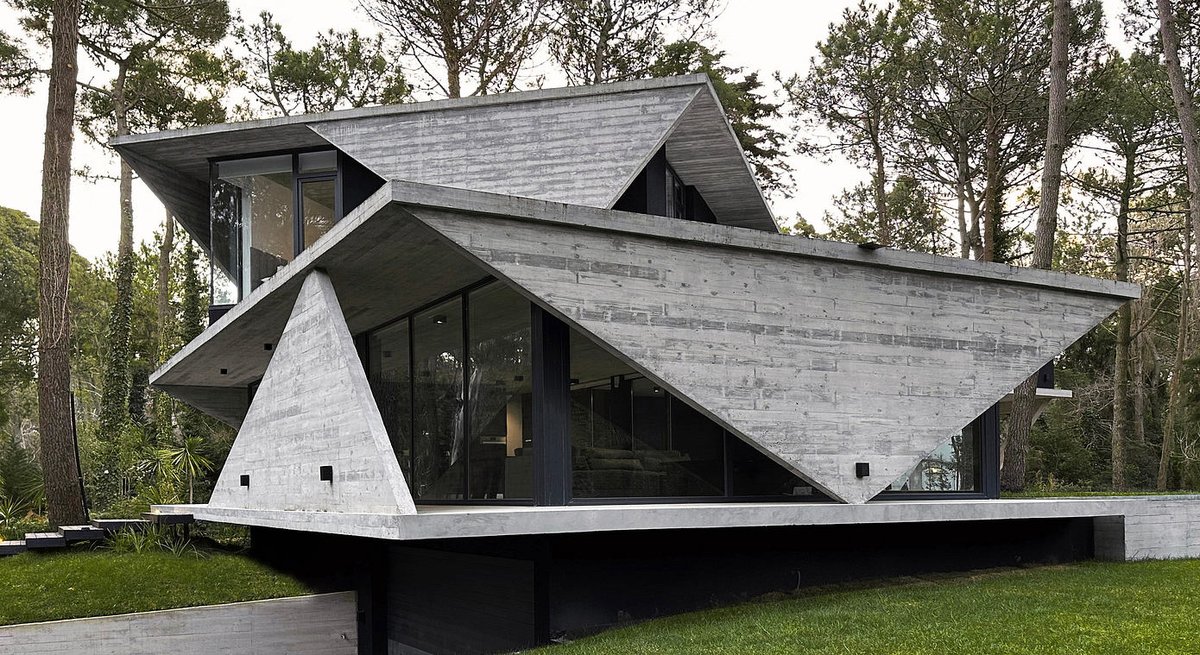 arqcommx's tweet photo. Origami House, diseñada por Diacono Arquitectos, convierte el origami en concreto armado para crear un diseño funcional y estético en Cariló, Argentina. Pliegues de concreto actúan como escudos solares y protegen del viento, todo sin alterar el entorno natural de los pinos. https://t.co/FnS6Q1Tt3t