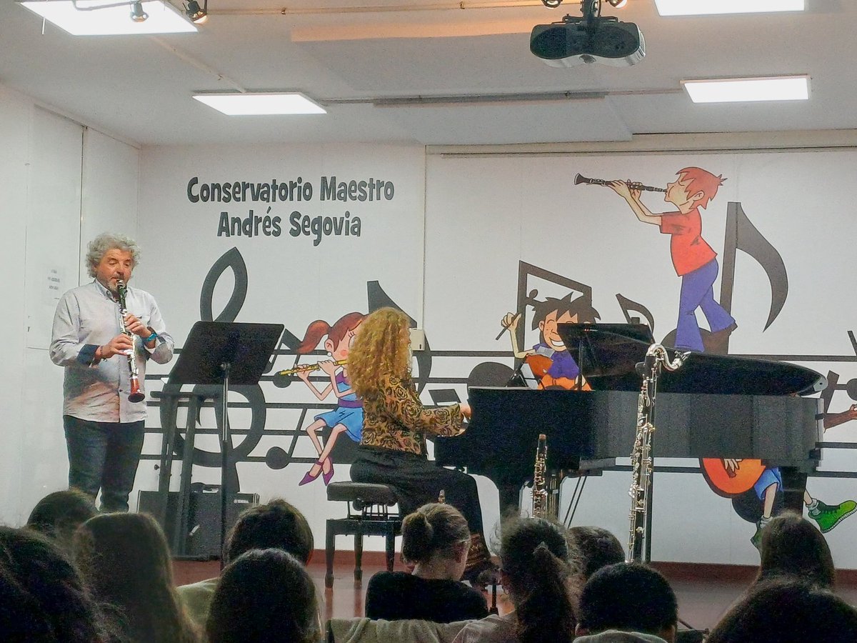 “Uɴᴀ Gʀᴀɴ Fᴀᴍɪʟɪᴀ: Lᴏs Cʟᴀʀɪɴᴇᴛᴇs” 

Ayer vivimos una bonita tarde en el CEM “Mᴀᴇsᴛʀᴏ Aɴᴅʀés Sᴇɢᴏᴠɪᴀ” de Dos Hermanas, donde nos hicieron sentir como en casa. No podemos estar más agradecidos a los compañeros, al alumnado y al centro por tan cálida la acogida.