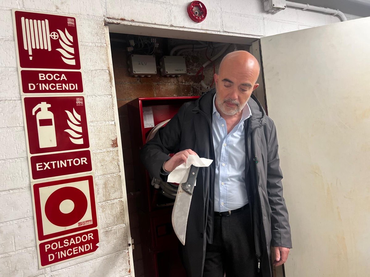 danielsirera's tweet photo. El Mercat Municipal Vall d’Hebron–Taxonera está en una situación insostenible. Personas durmiendo, defecando y orinando en el recinto, salidas de emergencia bloqueadas y hasta cuchillos escondidos. Exijo actuación inmediata, limpieza urgente y garantizar la seguridad ya. https://t.co/ERlg8Z6Rvi