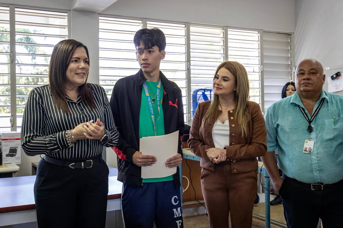 CDCOOPPR's tweet photo. La Comisionada, Dra. Liza I. Alfaro Mercado junto al senador @jeirosapr, VP de la Comisión de Cooperativismo del @SenadoPR y la presidenta ejecutiva de @MOCACOOP, Yerlyn Barreto, visitaron la Escuela Superior Catalina Morales de Flores en Moca. https://t.co/hCs0qEiUDL