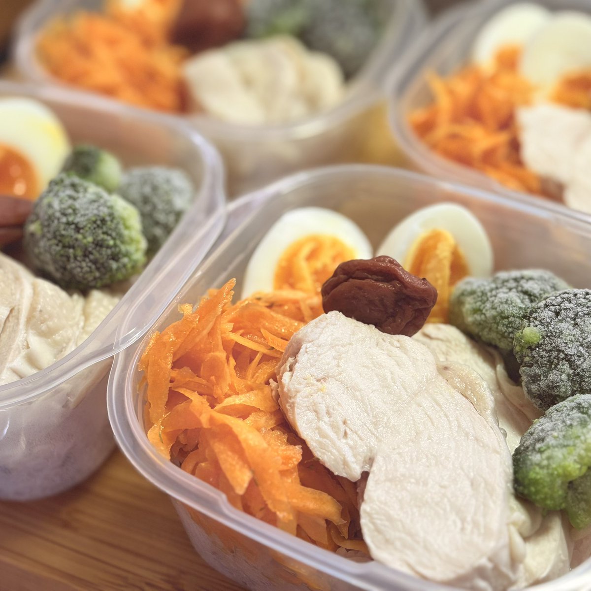 作り置き仕事めし
タイムを入れたキャロットラペ
レモングラスで茹でた鶏むね肉
押し麦と黒米とそば米のご飯
半熟卵と自家製梅干し乗せて
味噌汁つけたら完璧
#ハーブのある暮らし