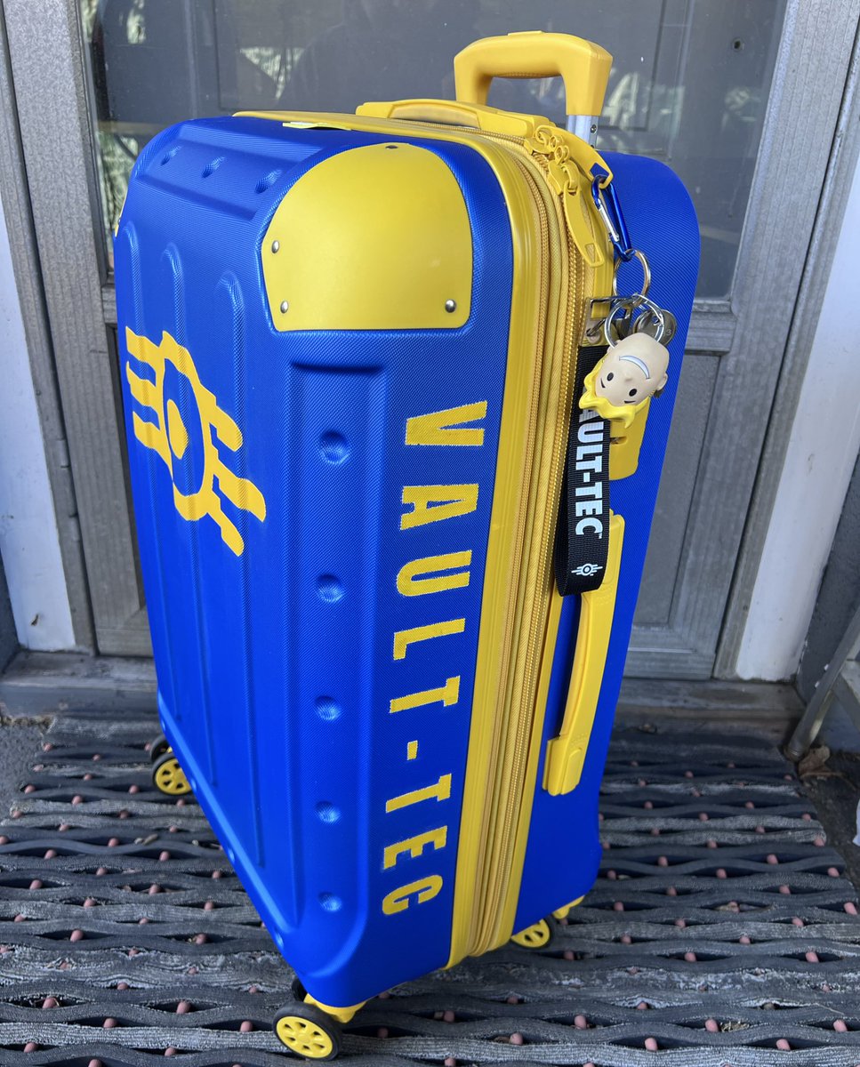 I added Vault-Tec letters to the side on my new Fallout luggage! Check out my new vid here youtube.com/shorts/VyZjrA5…
