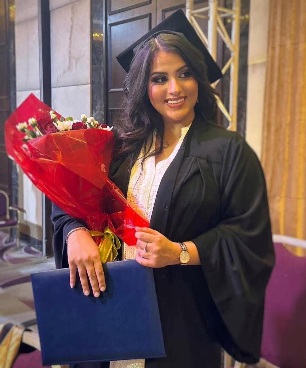 هذه الفتاة الجميلة تُدعى نور جمال الضّاوي، مهندسةٌ شابّة من بلدتي #الخيام الأبيّة.
ارتقت اليوم شهيدةً في منطقة #عرمون جرّاء غارةٍ عدوانيّة إسرائيليّة، فيما أُصيب والداها بجروح.
كانت نور مفعمةً بالأمل، طموحةً، شجاعةً، لا تعرف اليأس، محبّةً للحياة، تنظر إليها بإيجابيّةٍ مطلقة رغم