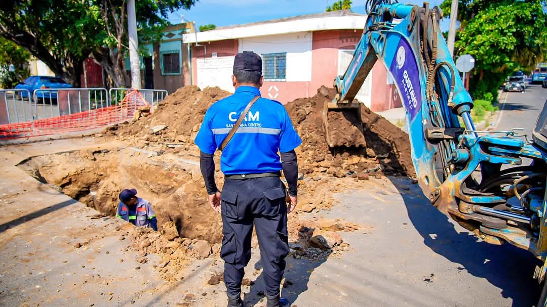 elsalvador's tweet photo. #DePaís #SantaAna| El alcalde de #SantaAnaCentro,
@AcevedoGustavo_, informa que equipos municipales trabajan en labores de reparación de cárcava formada por fuga de aguas lluvias en la 29 calle poniente y 18 avenida sur. 

Fotos cortesía https://t.co/lBGYWkM95w
