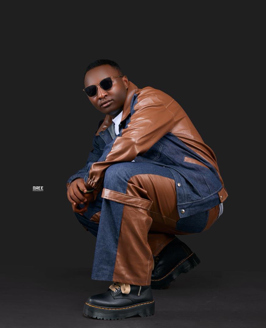 deejmax2003's tweet photo. A brother has added another year 
Happy new year added to u bruh @arinaitwebaron 
Keep winning https://t.co/D8Up6i6X0G