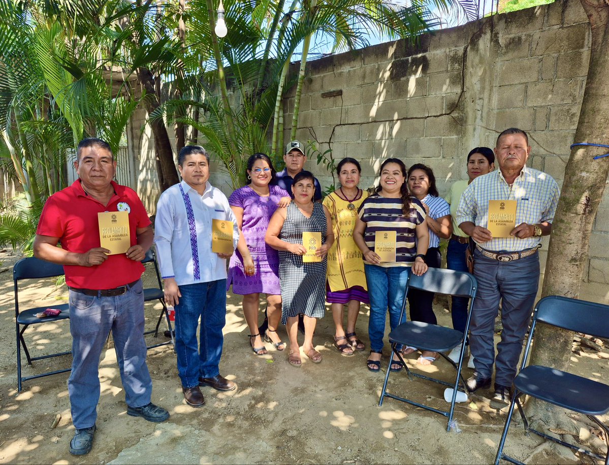 En mi recorrido por la Costa, tuve el gusto de reunirme con mis compañeras y compañeros de las oficinas municipales de San Pedro Jicayán y San Pedro Amuzgos. 
Compartimos y analizamos nuestros documentos partidarios, fundamentales para la formación política de nuestra militancia.