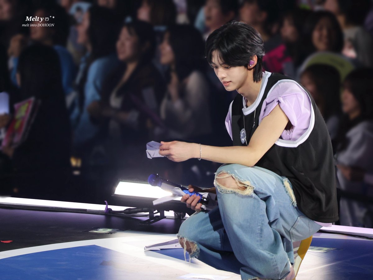 260408 TWS 42:CLUB IN JAPAN

도훈이가 한 장 한 장 소중하게 줍는 모습… 
너무 예쁘다

#TWS #투어스  
#도훈 #DOHOON #ドフン
#42_CLUB_IN_JAPAN