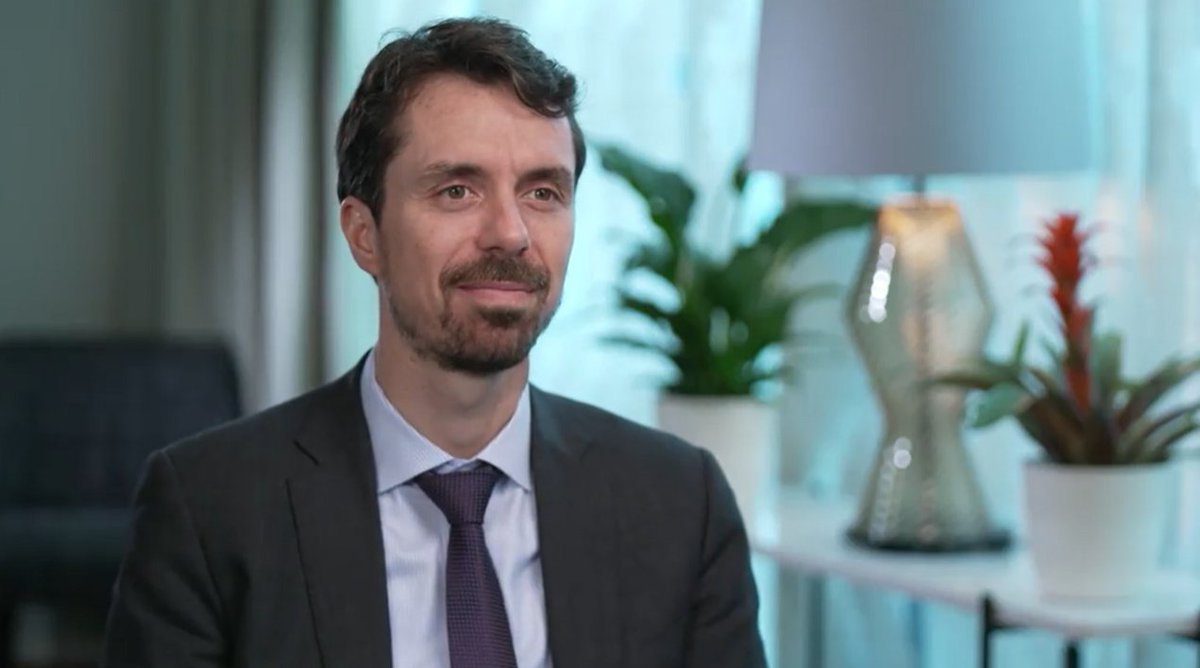 urotoday's tweet photo. Selecting therapy in #mHSPC: A multi-step approach. @PBarataMD @caseccc joins @zklaassen_md @GACancerCenter to discuss therapy selection and patient goals. He describes framing treatment decisions around tumor volume using #CHAARTED criteria, timing of metastatic disease, and performance status, with ADT plus an ARPI as the standard backbone. #WatchNow > https://t.co/ReDu7gbUzJ