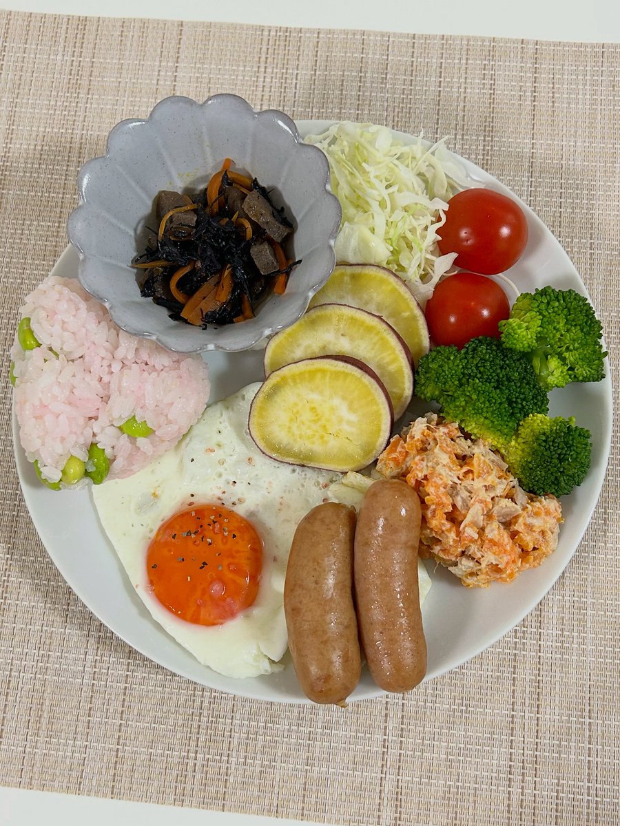 chostraw_sweets's tweet photo. 今日の朝ご飯☀︎
目玉焼きは半熟が好き🍳
目玉焼きって何をかける人が多いんだろう🤔 https://t.co/clT9rUpdjM