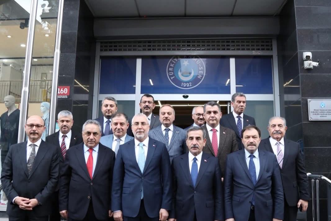 tabakogluibrhm's tweet photo. Sn bakanımız @isikhanvedat #kamusen genel merkemizi ziyaret etti.
Önümüzdeki günlerde kamu çalışanları için umut olacak samimi sohbeti için kendilerine teşekkür ediyoruz. 
#memur 
#TürkYerelHizmetSen https://t.co/M6rYwu5Sr4