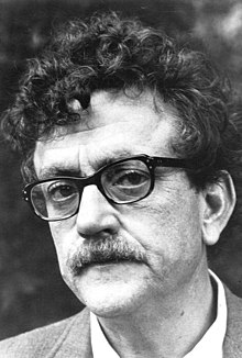 URDailyHistory's tweet image. 11 April 2007: American #author and World War II #veteran Kurt Vonnegut Jr, dies from head trauma at the age of 84 in New York City. He is probably best known for his novel Slaughterhouse-Five. #Vonnegut was at the Battle of the Bulge and taken prisoner. #History #OTD #ad