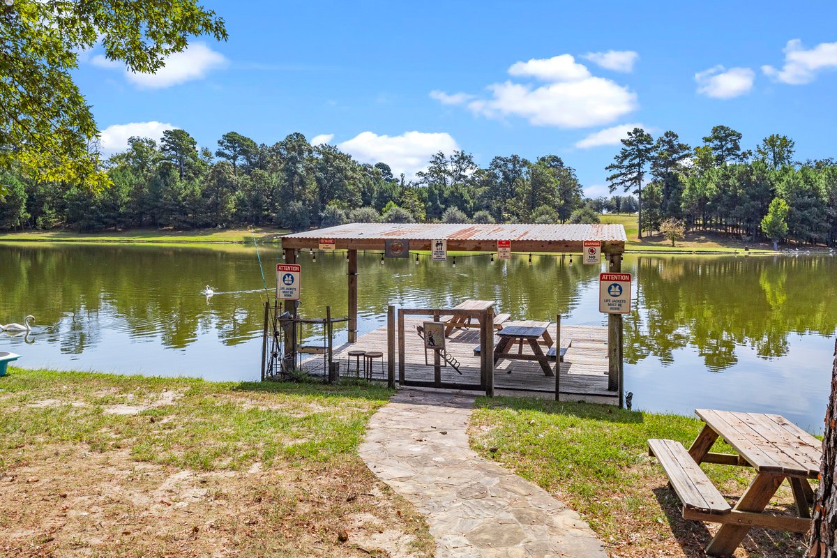 Tilmonmedia's tweet image. This Longview property has it all…

✔️ Peace and quiet
✔️ Wide open space
✔️ A horse judging you from across the fence 🐴😅

Gotta love East Texas country living.

#CountryVibes #EastTexas #LongviewTX #HouseHunting #TilmonMedia